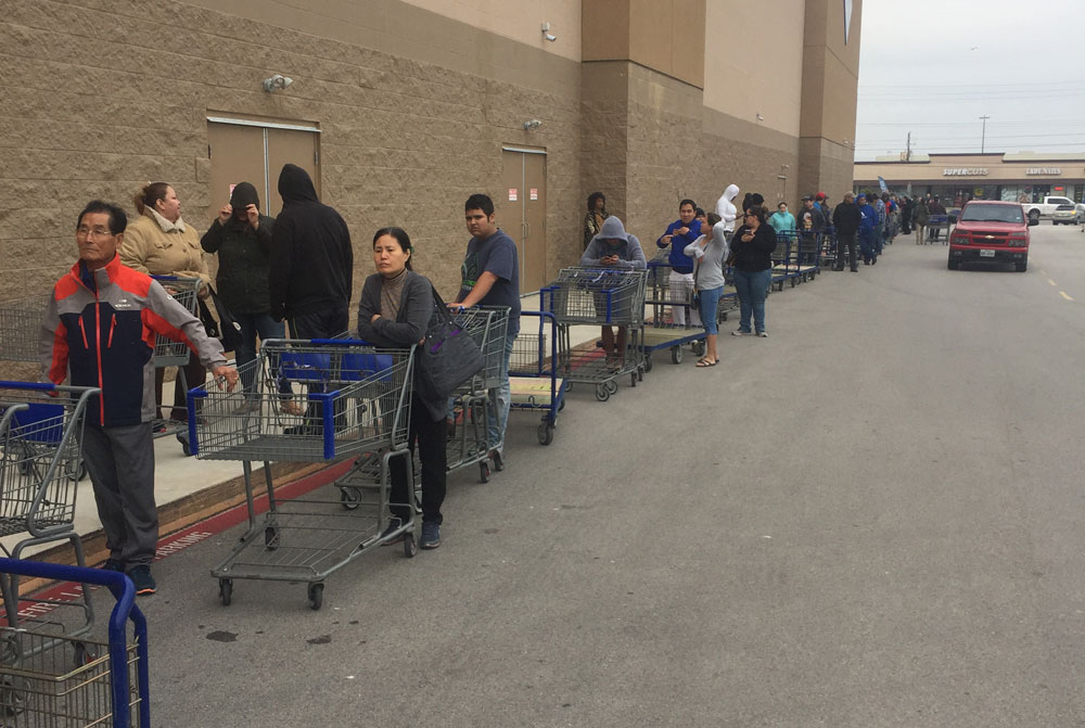 Corpus Christi residents line up outside Sam's Club on South Padre Island Drive Dec. 15, waiting for a shipment of bottled water to arrive. Stores quickly sold out after the city issued a no-use ban on tap water that lasted four days. Photo by Roland Chiapoco