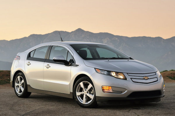 The Chevrolet Volt lets you drive on pure electricity for your everyday commute and seamlessly switches to gasoline for longer trips.